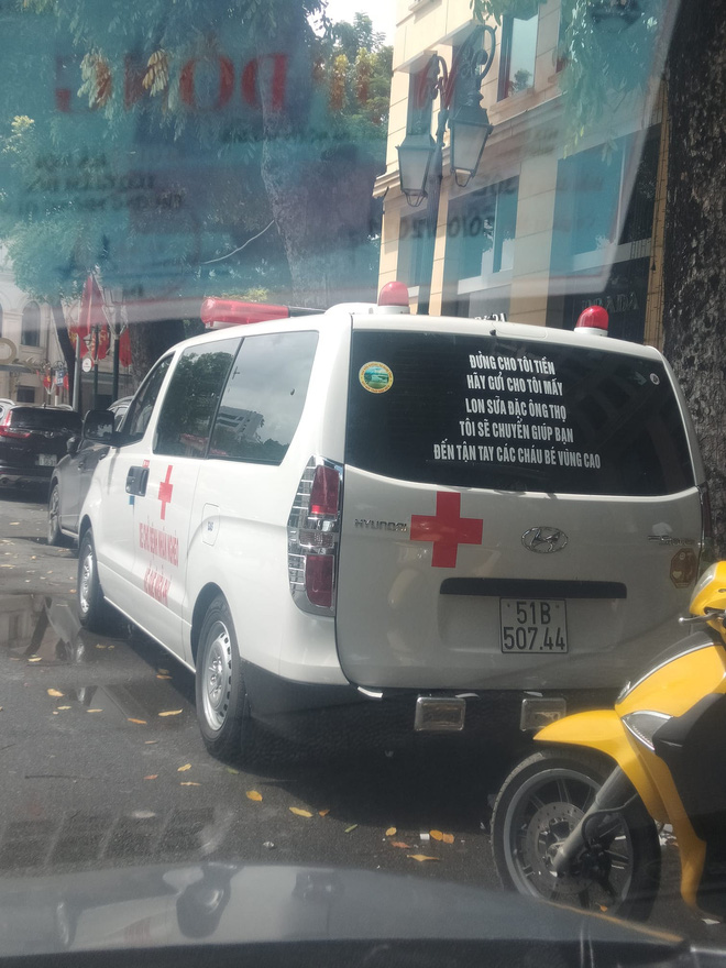 Xe chở bệnh nhân miễn phí của ông Đoàn Ngọc Hải bất ngờ xuất hiện dòng chữ phía sau, cộng đồng mạng rần rần tặng lời khen-2
