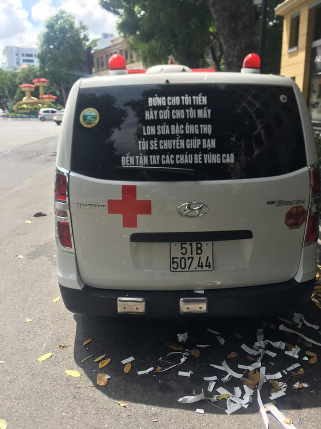 Xe chở bệnh nhân miễn phí của ông Đoàn Ngọc Hải bất ngờ xuất hiện dòng chữ phía sau, cộng đồng mạng rần rần tặng lời khen-3