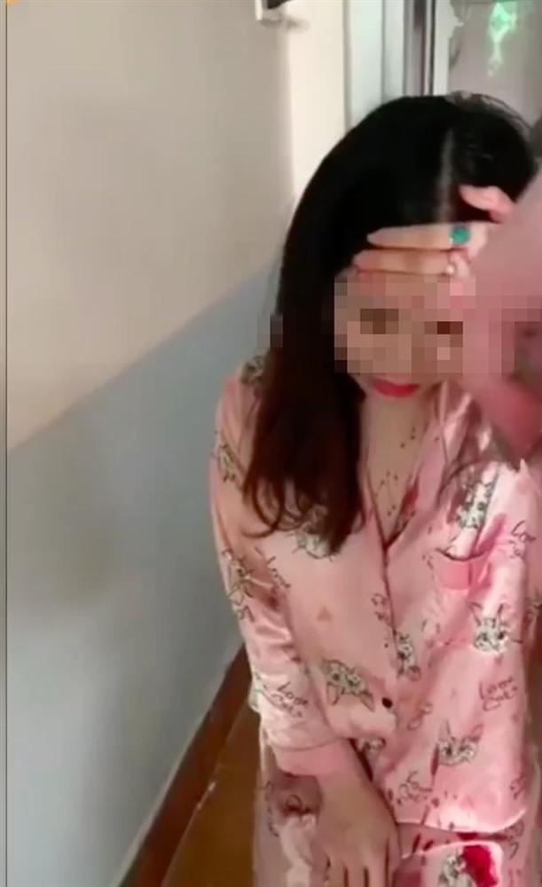 Vụ đánh ghen xôn xao chiều Chủ Nhật: Cô gái bị đánh chảy máu đầu, quỳ xin lỗi vợ nhân tình-2
