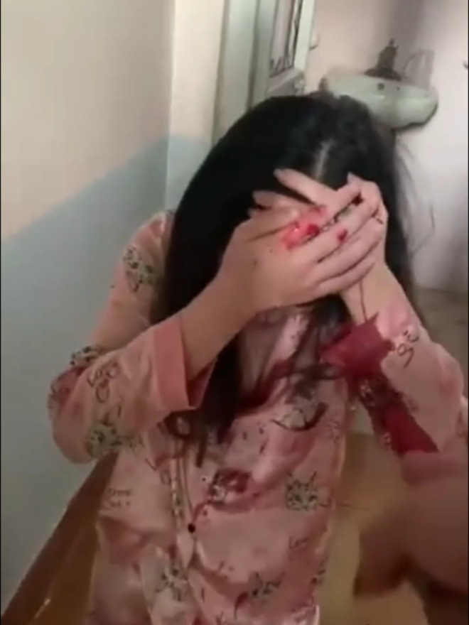 Vụ đánh ghen xôn xao chiều Chủ Nhật: Cô gái bị đánh chảy máu đầu, quỳ xin lỗi vợ nhân tình-4