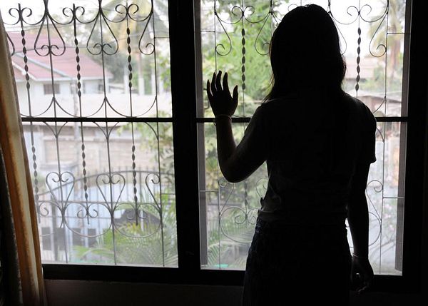 Đằng sau những cái chạm nhẹ trong quán bar, karaoke: Trẻ em trở thành người mua vui câu khách mà không hay biết mình đang bị lạm dụng tình dục-2