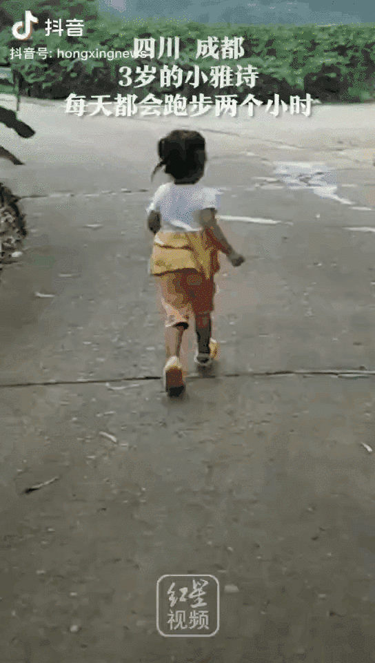 Em gái 3 tuổi chạy 2 tiếng mỗi ngày để cứu anh trai: Yêu anh trai là bản năng của em gái-1