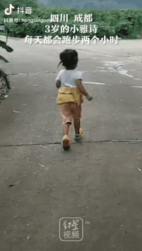 Em gái 3 tuổi chạy 2 tiếng mỗi ngày để cứu anh trai: Yêu anh trai là bản năng của em gái-2