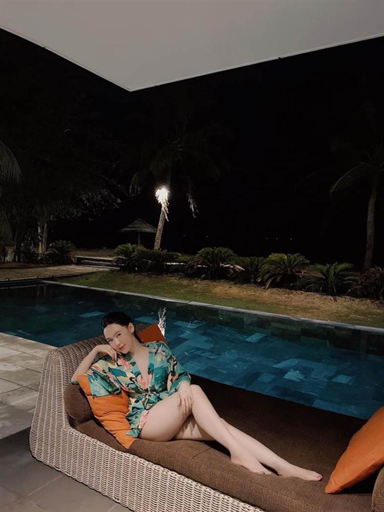 Con dâu ông trùm điện tử Sài Gòn khoe dáng cực gắt với bikini, sexy hết biết-5