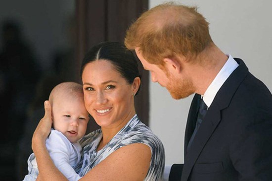 Vợ chồng Meghan Markle dính nghi án lừa dối công chúng liên quan đến sự chào đời của bé Archie và không muốn đón Giáng sinh cùng hoàng gia