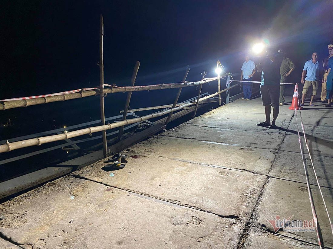 Ô tô đâm xe máy rồi húc đổ lan can cầu rơi xuống sông, 5 người tử vong trong đêm-2