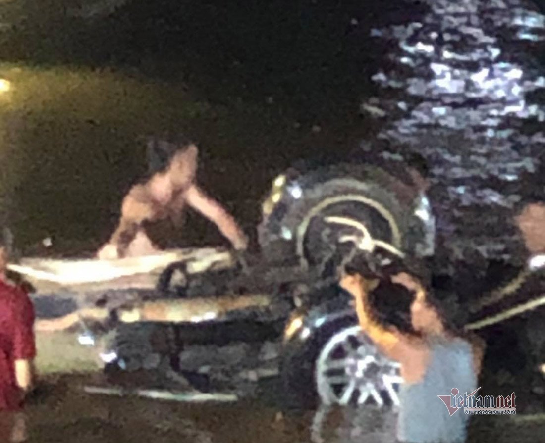 Ô tô đâm xe máy rồi húc đổ lan can cầu rơi xuống sông, 5 người tử vong trong đêm-4