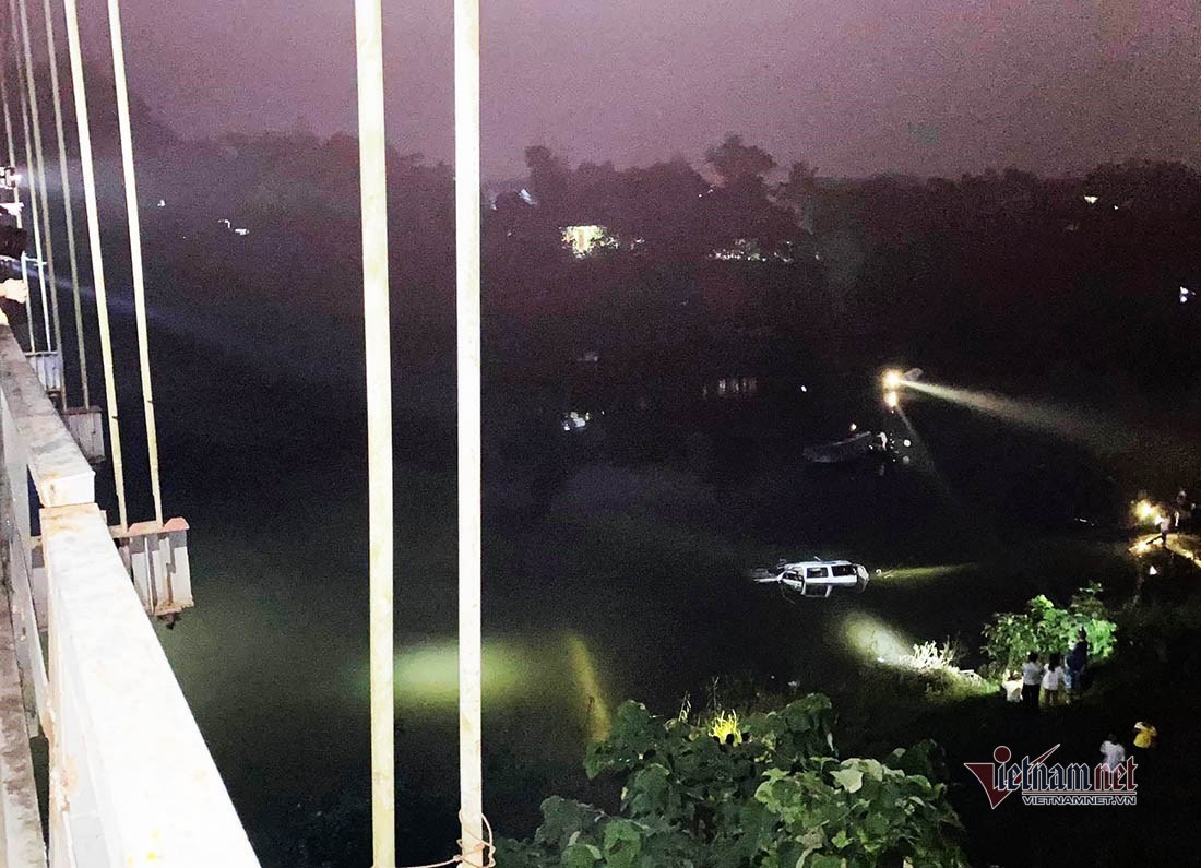 Ô tô đâm xe máy rồi húc đổ lan can cầu rơi xuống sông, 5 người tử vong trong đêm-3