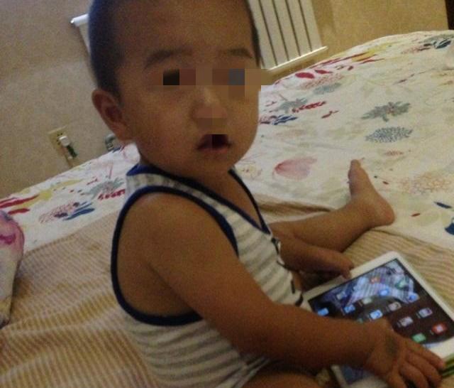 Càng lớn con càng xấu, ông bố nghi ngờ đưa con đi xét nghiệm, ngẩn ngơ nhận kết quả-1