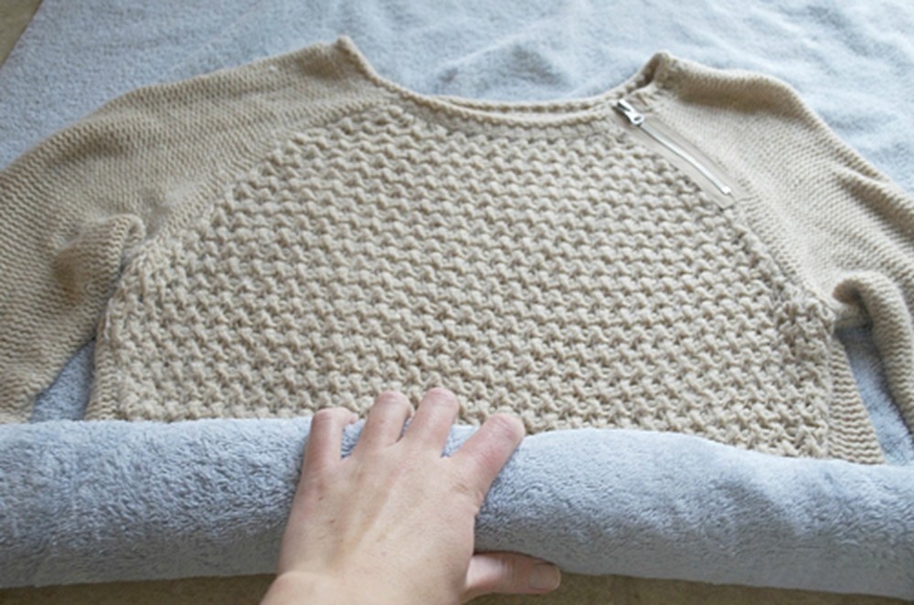 Bí quyết để áo len luôn bền đẹp, giữ dáng cho bạn mùa đông điệu đà và ấm áp mà không lo bai xù hay biến dạng-3