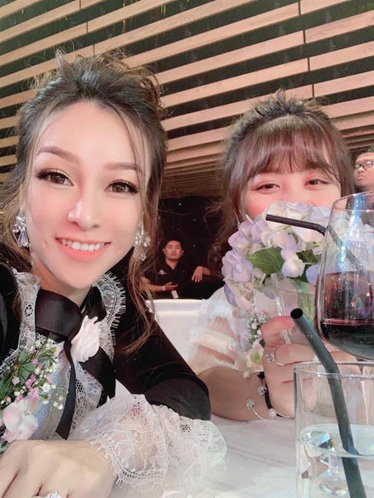 Cháu gái ông trùm nhựa Long Thành đập hộp quà kỷ niệm ngày cưới phụ huynh tao lo sương sương cả tỷ bạc-3