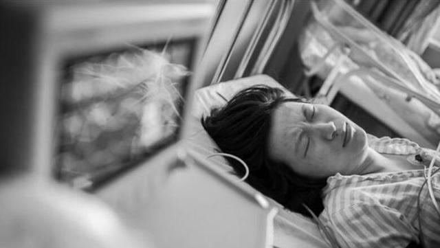 Vợ đi đẻ hét trong đau đớn, chồng thẳng tay đi đường quyền khiến bác sĩ phẫn nộ-1