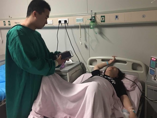 Vợ đi đẻ hét trong đau đớn, chồng thẳng tay đi đường quyền khiến bác sĩ phẫn nộ-2