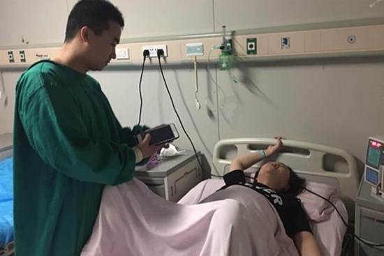 Vợ đi đẻ hét trong đau đớn, chồng thẳng tay 