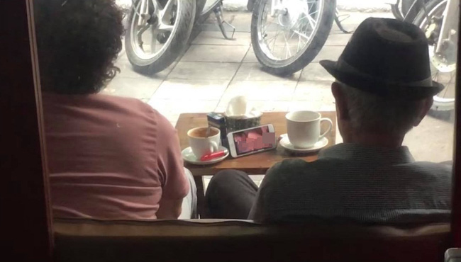 Ngồi ở quán cà phê, hai cụ già mở phim nóng trên điện thoại rồi ngồi xem thản nhiên khiến dân mạng tranh cãi-1