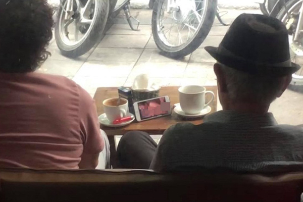 Chàng trai hồ hởi khẳng định phụ nữ là để yêu thương và tai nạn đau thương sau đó vài giây-2