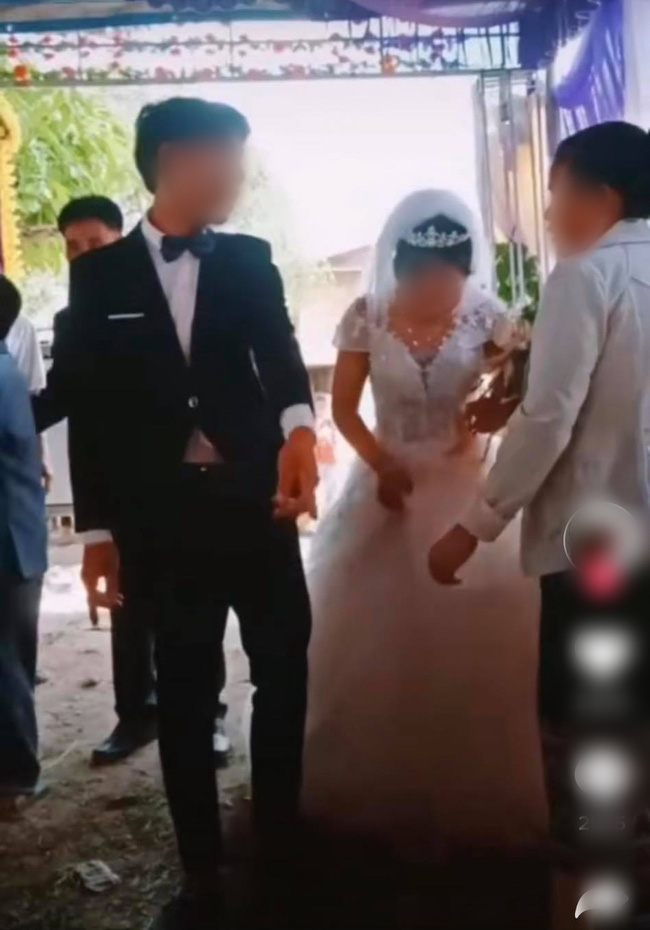 Chú rể to tiếng quát mắng người phụ nữ có tuổi trong hôn lễ, không thèm cầm váy giúp vợ và thái độ thật khó tin của cô dâu-1