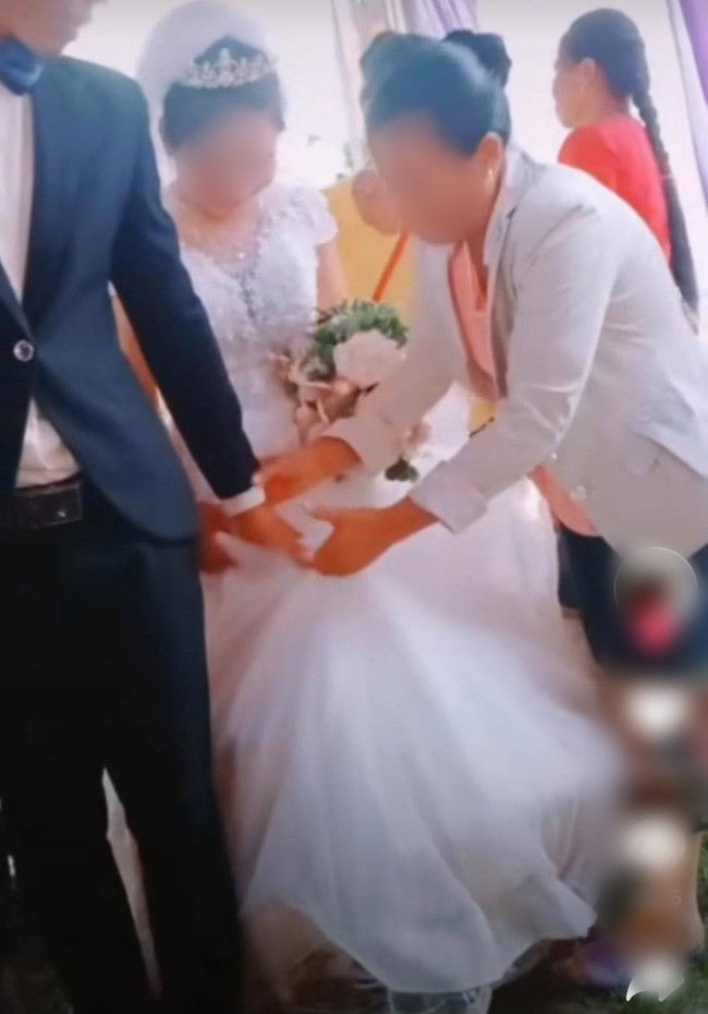Chú rể to tiếng quát mắng người phụ nữ có tuổi trong hôn lễ, không thèm cầm váy giúp vợ và thái độ thật khó tin của cô dâu-2