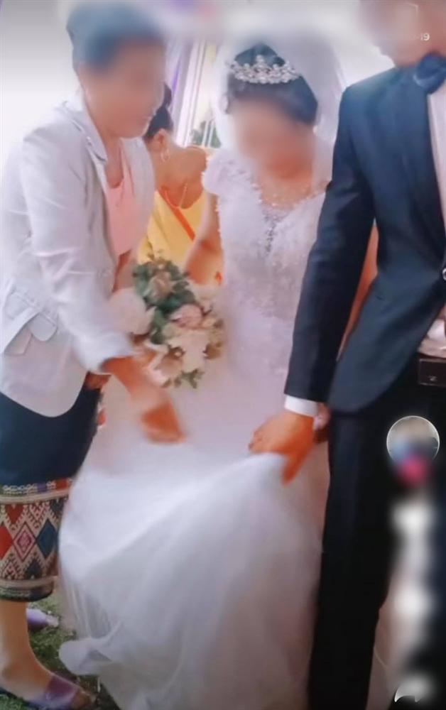 Chú rể to tiếng quát mắng người phụ nữ có tuổi trong hôn lễ, không thèm cầm váy giúp vợ và thái độ thật khó tin của cô dâu-3