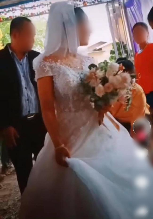 Chú rể to tiếng quát mắng người phụ nữ có tuổi trong hôn lễ, không thèm cầm váy giúp vợ và thái độ thật khó tin của cô dâu-4