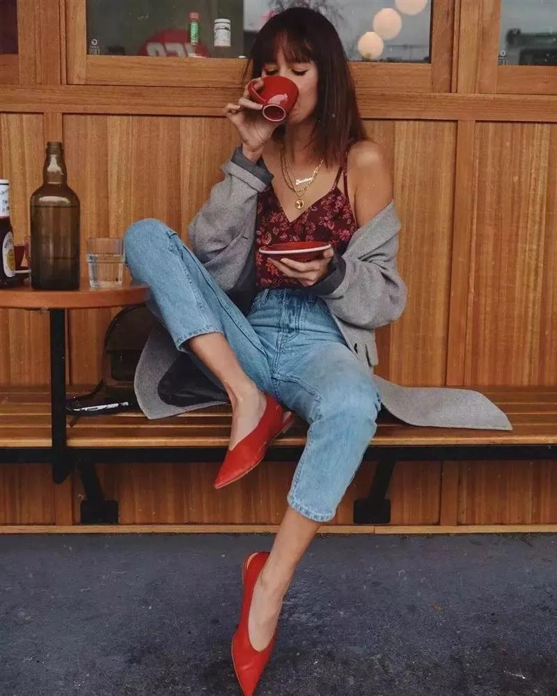 Hãy sắm 1 đôi giày đỏ: Style của bạn sẽ được nâng tầm và trông sang như gái Pháp-11