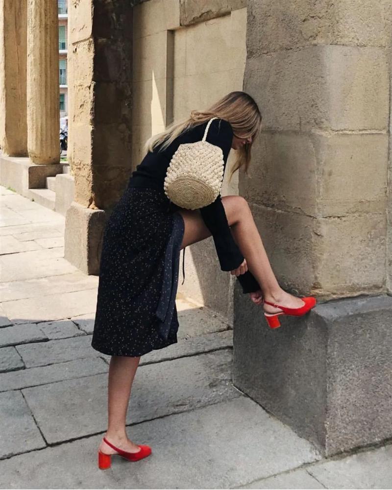 Hãy sắm 1 đôi giày đỏ: Style của bạn sẽ được nâng tầm và trông sang như gái Pháp-2