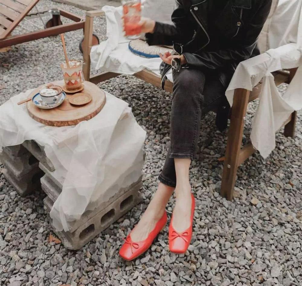 Hãy sắm 1 đôi giày đỏ: Style của bạn sẽ được nâng tầm và trông sang như gái Pháp-15