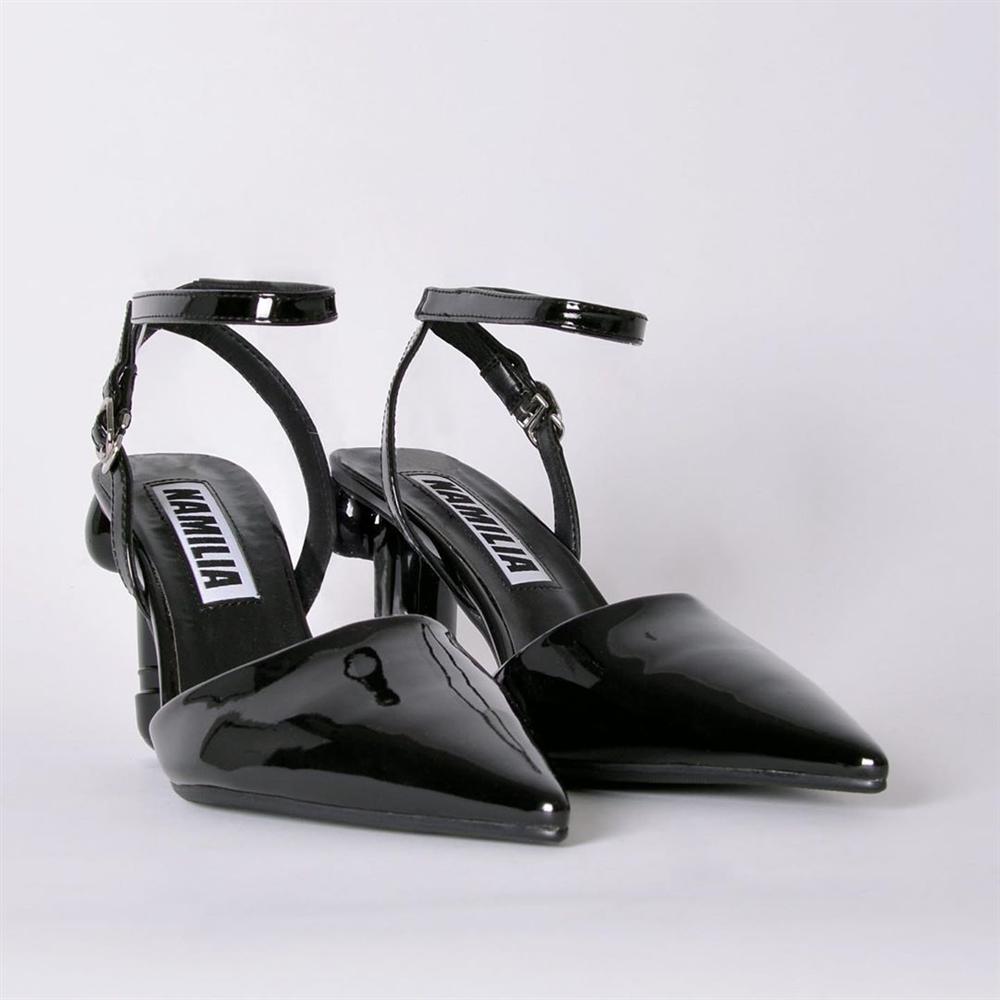 Ngọc Trinh chết mê đôi giày cao gót có hình bộ phận sinh dục nam-2