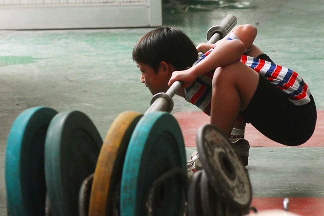 Muốn con cao lớn nên mỗi ngày ông bố đều bắt con làm một việc suốt nhiều năm, kết quả con lại lùn nhất lớp-1