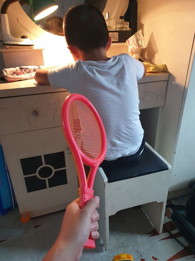 Bố mẹ rối loạn tiền đình vì con vào lớp 1: Đôi dép mới sắm đứt toang, đi học về áo rách như cái bang vì lấy kéo thủ công tự cắt áo mình-7