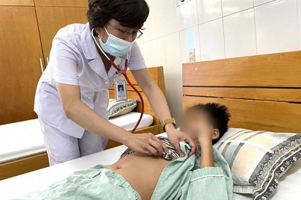 Bé trai 11 tuổi bị sốc nhiễm khuẩn, nhiễm khuẩn huyết do bị sốt, uống thuốc hạ sốt ở nhà không đỡ-1