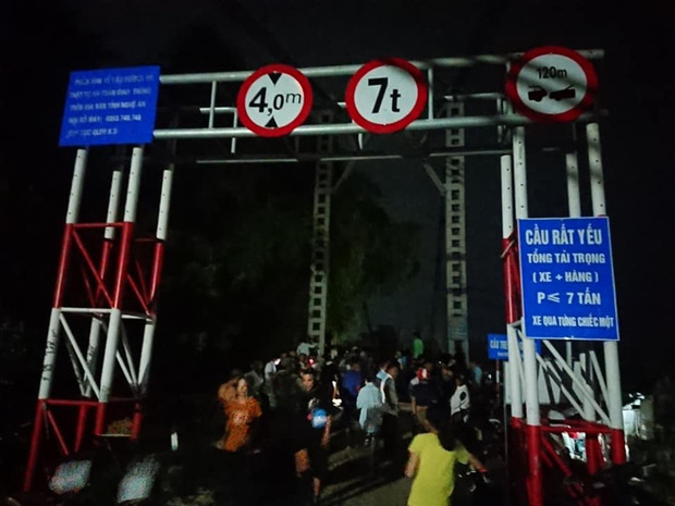 Vụ xe 7 chỗ đâm xe máy rồi lao xuống sông: Cầu rất yếu, có cảnh báo xe qua từng chiếc một-2