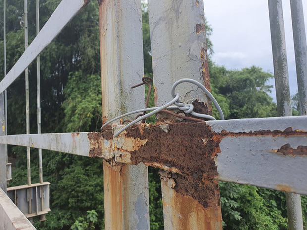 Vụ xe 7 chỗ đâm xe máy rồi lao xuống sông: Cầu rất yếu, có cảnh báo xe qua từng chiếc một-5