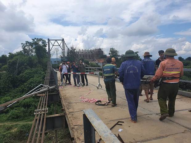 Vụ xe 7 chỗ đâm xe máy rồi lao xuống sông: Cầu rất yếu, có cảnh báo xe qua từng chiếc một-6