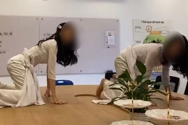 Chàng trai thản nhiên cho tay vào trong áo bạn gái khi đang trên xe buýt đông người!-4