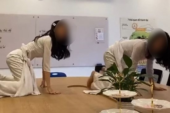 Nữ sinh Tây Ninh bị 'dội bom' khi mặc áo dài nhảy nhót phản cảm trên bàn làm việc giáo viên