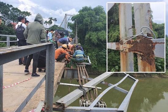 Vụ xe 7 chỗ đâm xe máy rồi lao xuống sông: Cầu rất yếu, có cảnh báo xe qua từng chiếc một