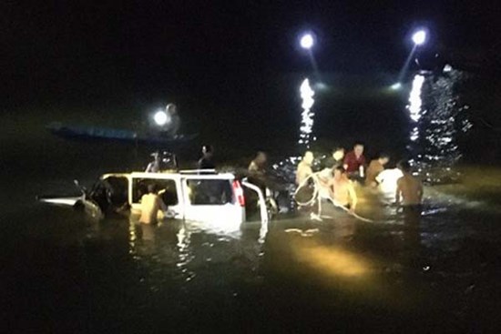 Xác định nguyên nhân sơ bộ vụ ô tô lao xuống sông sau va chạm khiến 5 người tử vong