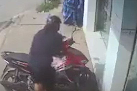 Tên trộm bỏ chạy khi bị phát hiện