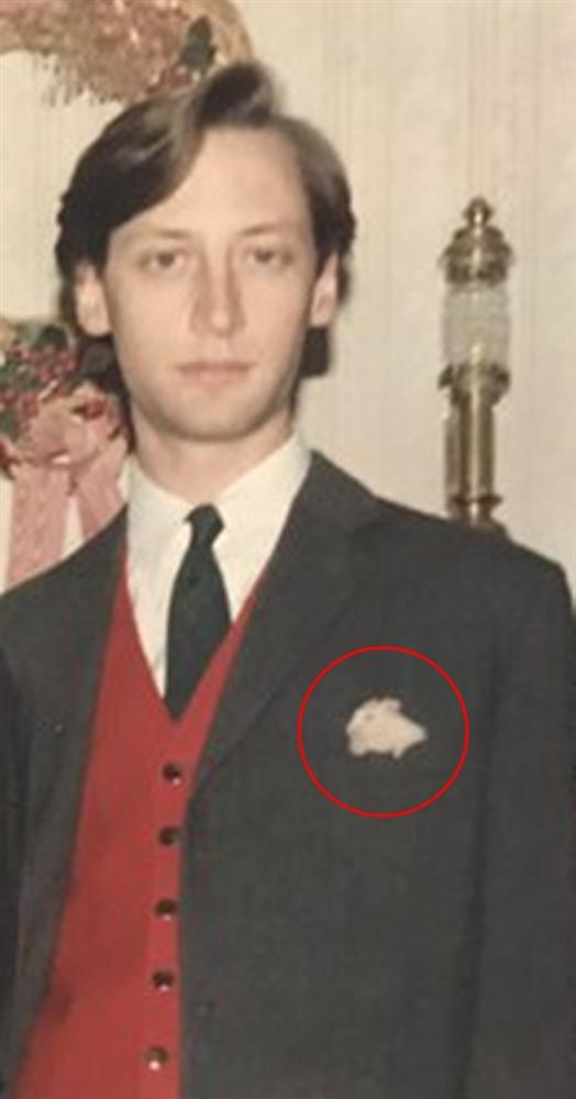 Bức ảnh chụp kỷ niệm dịp Giáng sinh của gia đình 4 người không thể bình thường hơn nhưng chứa đựng chi tiết đặc biệt khiến MXH xôn xao-2