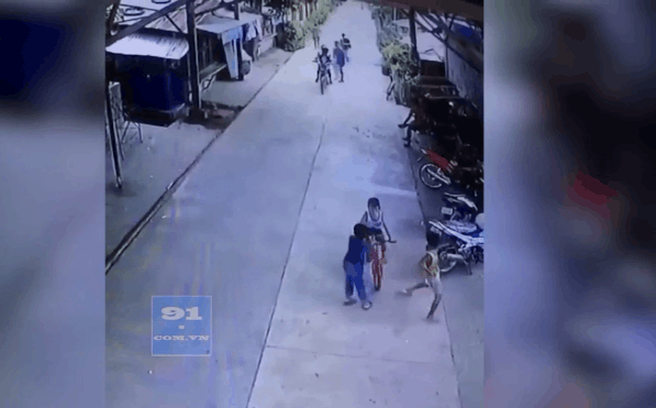 CLIP: Con nhỏ bị đẩy khi đang đi xe đạp, ông bố bất ngờ đấm thẳng đầu cậu bạn dằn mặt-1