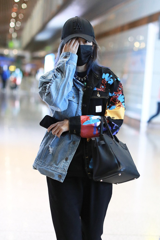 Triệu Vy lần đầu lộ diện giữa bê bối ngoại tình với bồ trẻ: Gương mặt mệt mỏi, tiều tụy cùng thái độ gây chú ý-1