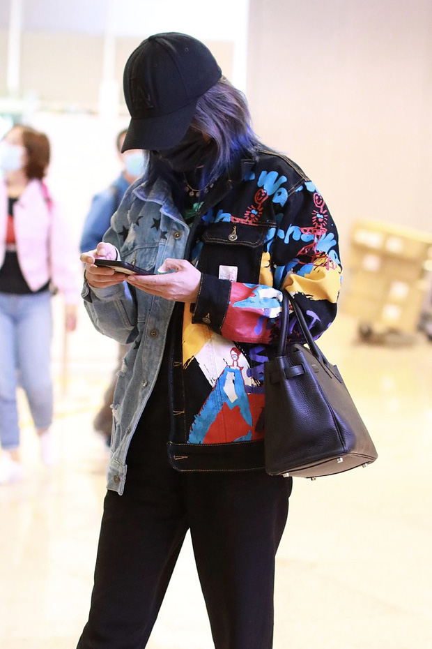 Triệu Vy lần đầu lộ diện giữa bê bối ngoại tình với bồ trẻ: Gương mặt mệt mỏi, tiều tụy cùng thái độ gây chú ý-4