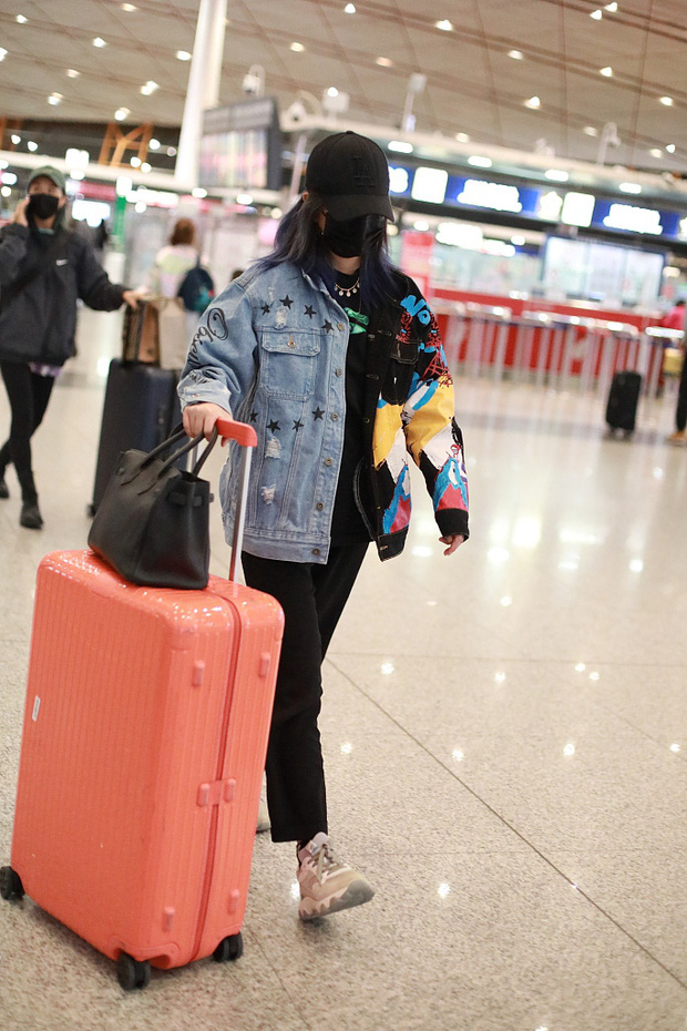 Triệu Vy lần đầu lộ diện giữa bê bối ngoại tình với bồ trẻ: Gương mặt mệt mỏi, tiều tụy cùng thái độ gây chú ý-3