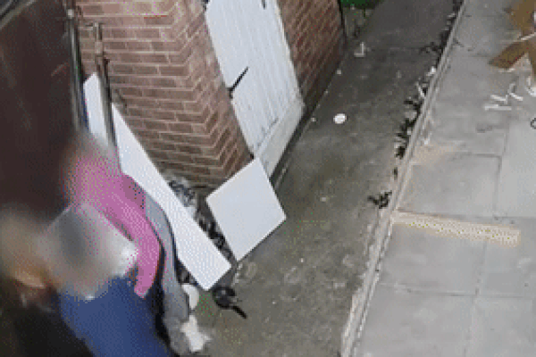 Cô gái mặc váy bó sát vào siêu thị ăn cắp đồ, cư dân mạng thắc mắc trang phục như vậy giấu vào đâu nhưng xem video rồi mới ngã ngửa-3