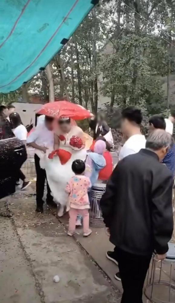 Màn chơi dại nhắm thẳng mặt khiến cô dâu nổi điên trong hôn lễ, xem hình ảnh ai cũng bức xúc thay-1