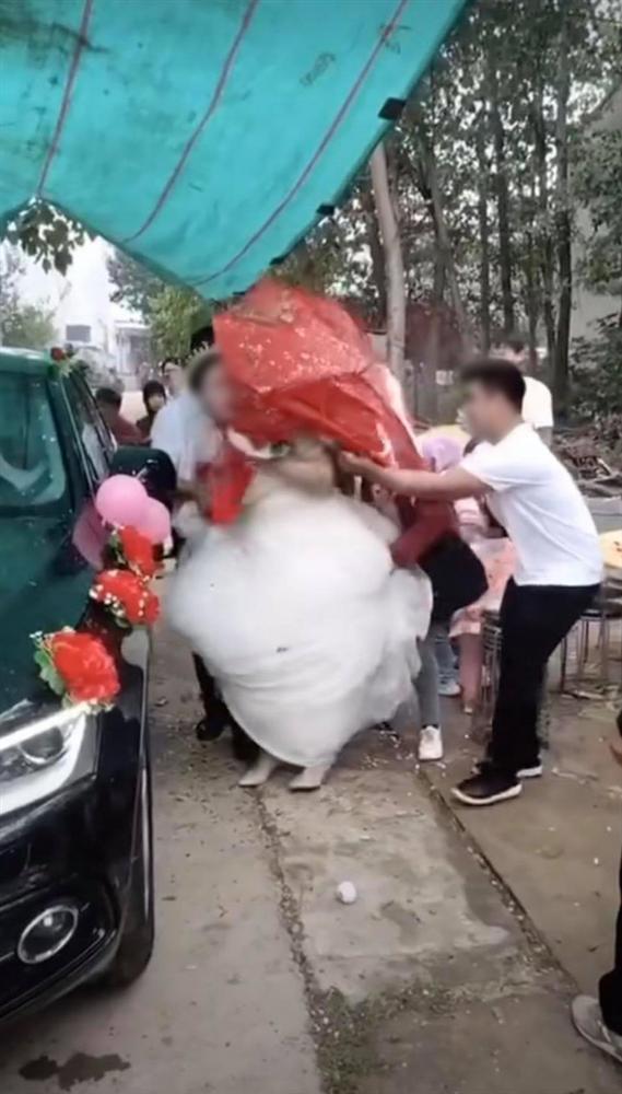 Màn chơi dại nhắm thẳng mặt khiến cô dâu nổi điên trong hôn lễ, xem hình ảnh ai cũng bức xúc thay-2
