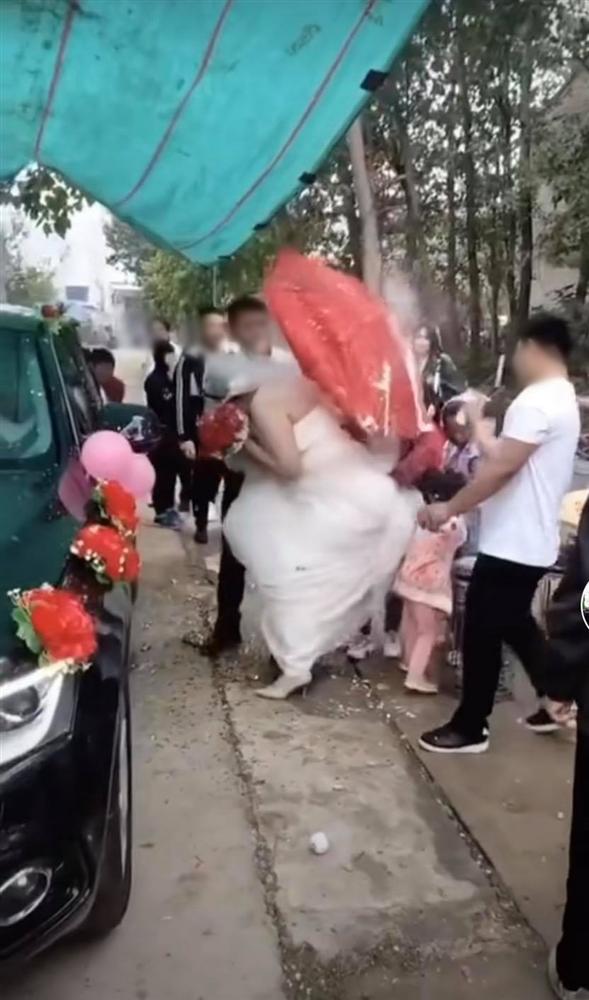 Màn chơi dại nhắm thẳng mặt khiến cô dâu nổi điên trong hôn lễ, xem hình ảnh ai cũng bức xúc thay-3