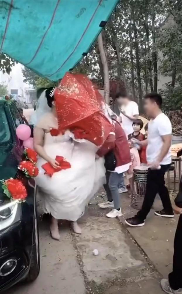 Màn chơi dại nhắm thẳng mặt khiến cô dâu nổi điên trong hôn lễ, xem hình ảnh ai cũng bức xúc thay-4