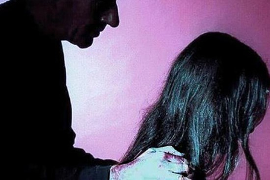 Bé gái 6 tuổi quý mến chú bạn mẹ, không ngờ tin nhầm 